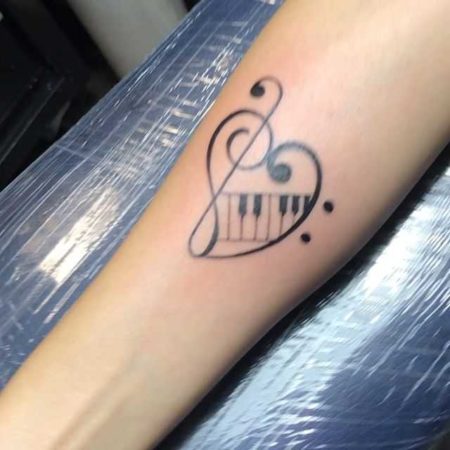 Татуировка скрипичный ключ на мизинце